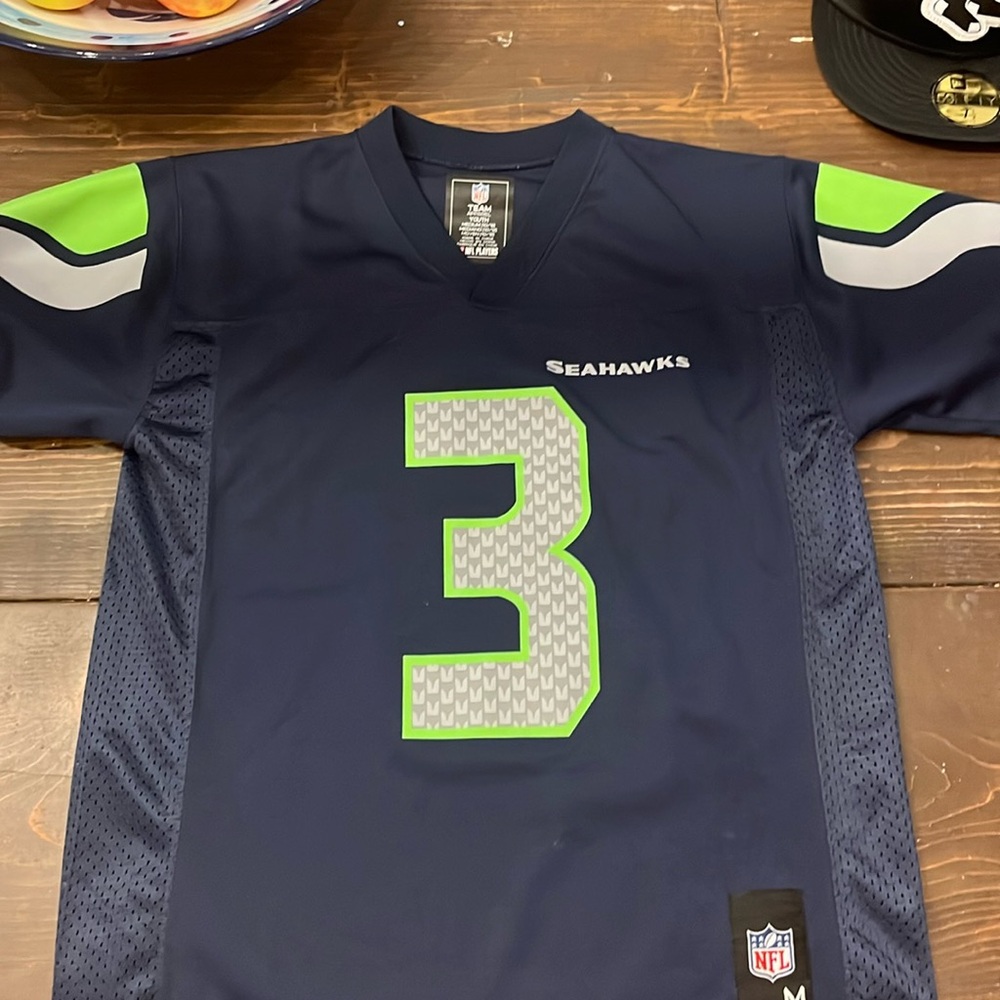 Russell Wilson Seattle Seahawks jersey. #3 Like new. Size youth Medium.